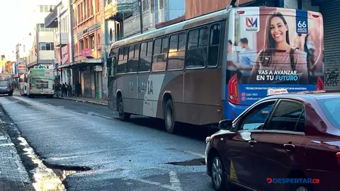Los problemas de circulaci&oacute;n en el pa&iacute;s se dan por calles en mal estado que aumentan el tiempo para circular. Foto S&oacute;crates Colindres
