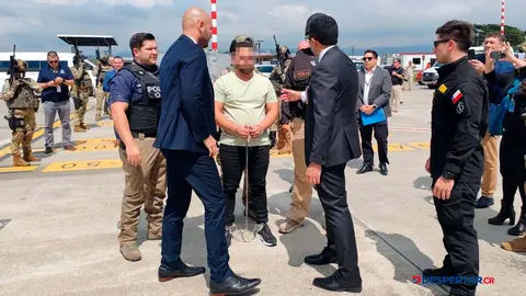 Autoridades del OIJ entregaron a sus similares de Chile y la Interpol al venezolano requerido por un crimen pol&iacute;tico en Chile. Foto MSP