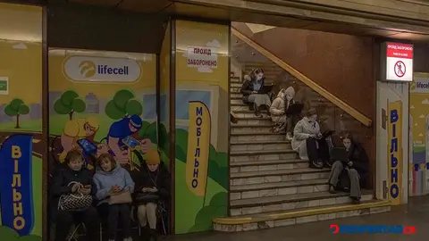 Residentes de Kiev se protegen en una estaci&oacute;n del metro, mientras suenan las alarmas que anuncian un posible ataque ruso. Foto: Roman Pilipey / AFP.