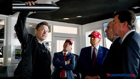 Elon Musk le dio un tour al presidente electo de Estados Unidos, Donald Trum, en el centro de control de Space X, en Texas. Foto: Brandon Bell / Getty Images / AFP.