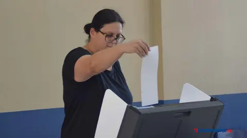 Pese a su facilidad para las nuevas generaciones el voto electr&oacute;nico no ser&aacute; parte de las elecciones 2026. Foto S&oacute;crates Colindres