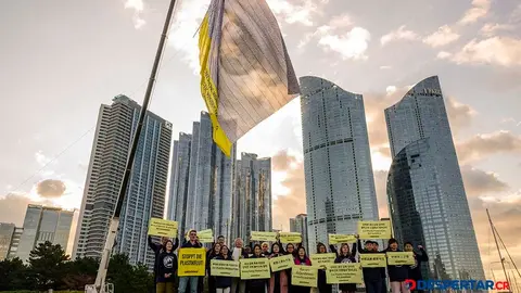 &ldquo;Gobernantes: el mundo est&aacute; observando. Corten la producci&oacute;n de pl&aacute;stico ahora&rdquo;, dice la pancarta que exhibieron manifestantes en el inicio de la Cumbre. Foto: Anthony Wallace / AFP.