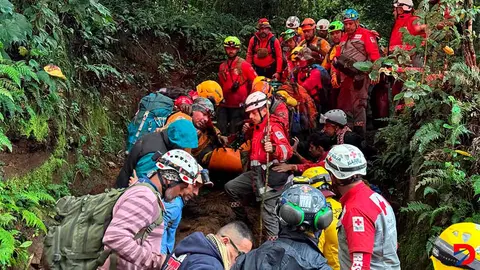 En condiciones muy complejas, los cuerpos de rescate y baqueanos lograron sacar con vida a la &uacute;nica sobreviviente del accidente de la avioneta de este lunes. Foto: Cruz Roja.