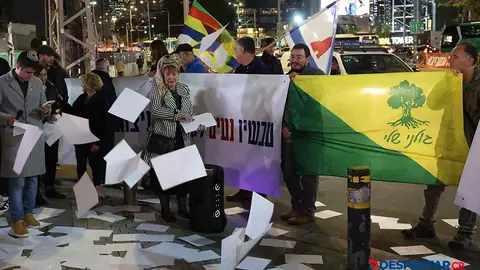 Justo este martes hubo manifestaciones frente al Ministerio de Defensa de Israel, por quienes estiman un error el acuerdo de cese el fuego. Foto: Jack Guez / AFP.