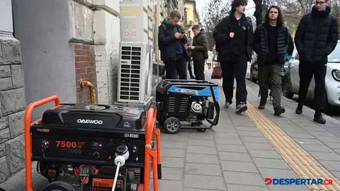 En varias ciudades de Ucrania los residentes han debido recurrir a plantas el&eacute;ctricas debido a los cortes tras los bombardeos rusos. Foto: Yuriy Dyachyshyn / AFP.
