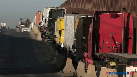 Una extensa fila de camiones espera pasar el puesto fronterizo desde Tijuana, Baja California, hacia Estados Unidos. Foto: AFP.