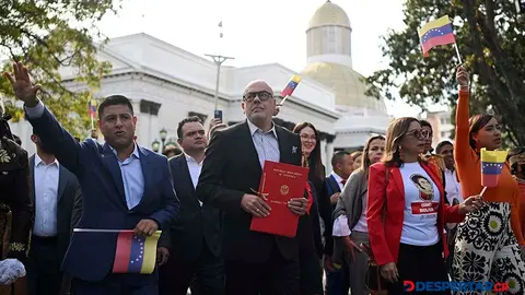 El presidente de la Asamblea Nacional de Venezuela, Jorge Rodr&iacute;guez, con una copia de la nueva ley en sus manos. Foto: Juan Barreto / AFP.
