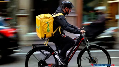 Un repartidor de Glovo circula en Madrid este lunes. Ahora todos pasar&aacute;n a ser empleados de la firma en el caso de Espa&ntilde;a. Foto: Thomas Coex / AFP.
