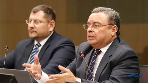 Gilberth Alfaro director jur&iacute;dico  de la CCSS aseguro ante los diputados que la presidenta suspendida de le solicito no asistir m&aacute;s a las sesiones. Foto Asamblea