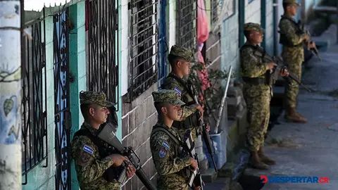 Soldados montan guardia durante un operativo en San Marcos, San Salvador, el pasado 28 de octubre. Foto: Marvin Recinos / AFP.