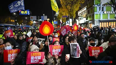 Miles de manifestantes salieron a las calles de Se&uacute;l para pedir la destituci&oacute;n del presidente Yoon Suk Yeol. Foto: Philip Fong / AFP.