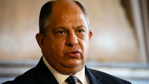 Luis Guillermo Sol&iacute;s, expresidente de la Rep&uacute;blica, ir&aacute; a juicio por trasladar dineros p&uacute;blicos a BANCR&Eacute;DITO. Foto: Eva Marie Uzcategui / AFP.