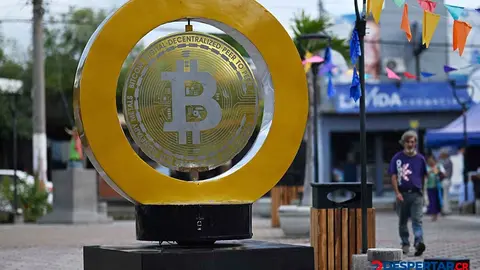 Un monumento al bitcoin fue levantado en la Plaza Bitcoin, en San Salvador. Foto: Marvin Recinos / AFP.