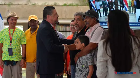 Al presidente Rodrigo Chaves le acusan de estar realizando movimientos pol&iacute;ticos a los cuales se le podr&iacute;an interpretar depende de punto de vista como beligerancia. Foto S&oacute;crates Colindres