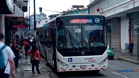 La empresa TUASA comenz&oacute; a operar esta ma&ntilde;ana la ruta Heredia-SJ donde los usuarios mostraron su satisfacci&oacute;n por las nuevas unidades que atender&aacute;n a los pasajeros que salgan de la provincia de las Flores. Foto: S&oacute;crates Colindres