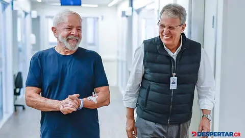 El presidente de Brasil, Luiz Inacio Lula da Silva, junto al neurocirujano Marcos Stavale. Foto: Ricardo Stucker / Presidencia de Brasil / AFP.