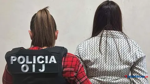 La funcionaria de la DIS fue detenida durante la tarde de este lunes en la inmediaciones de su casa en Tib&aacute;s. Foto OIJ
