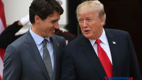 Eran otros tiempos: Donald Trump con el primer ministro canadiense Justin Trudeau, tras una reuni&oacute;n en octubre de 2017. Foto: Jim Watson / AFP.