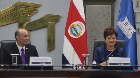 Los Magistrados Eugenia Zamora y Max Esquivel fueron reelectos en los puestos de Presidenta y Vicepresidente. Foto S&oacute;crates Colindres