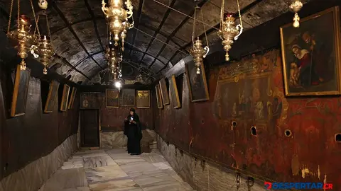 Un creyente cristiano visita la Iglesia de la Natividad, que por segundo a&ntilde;o consecutivo est&aacute; marcada por la ausencia de las decoraciones y las actividades navide&ntilde;as. Foto: Ahmad Gharabli / AFP.
