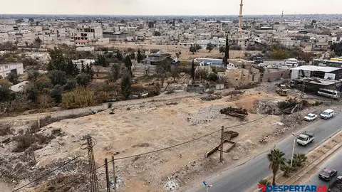 En este predio las autoridades enterraron a varias v&iacute;ctimas de los ataques del ej&eacute;rcito, durante las manifestaciones de 2018, en Douma, al este de Damasco. Foto: Sameer Al-Doumy / AFP.