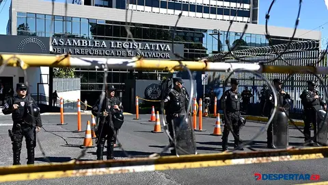 Efectivos policiales protegen la entrada a la Asamblea Legislativa de El Salvador, durante la discusi&oacute;n del proyecto sobre la miner&iacute;a abierta. Foto: Marvin Recinos / AFP.