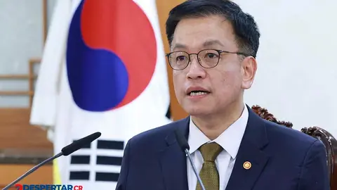Choi Sang-mok, hasta ahora ministro de Finanzas, es desde hoy el nuevo presidente interino de Corea del Sur, en medio de una profunda crisis pol&iacute;tica. Foto: Yonhap / AFP.