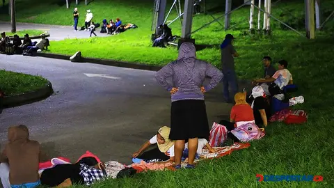 Los migrantes descasaron en horas de la noche antes de partir hacia la frontera entre Honduras y Guatemala. Foto: Stringer / AFP.