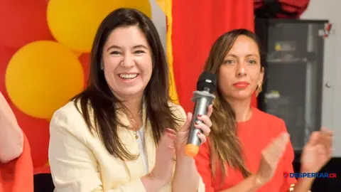 La exprimera dama Claudia Dobles reapareci&oacute; en el aniversario del PAC se&ntilde;alanado que no analizaba la posiblidad de postularse para la Presidencia. Foto PAC