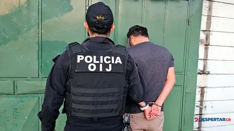 Los oficiales del OIJ, Fuerza P&uacute;blica y Pol&iacute;cia Municipal de San Jos&eacute; participaron en el operativo para detener una organizaci&oacute;n criminal en estafas de licencias. Foto OIJ
