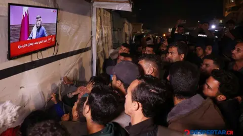 En Gaza, la gente se aglomer&oacute; frente a los televisores para escuchar el informe del primer ministro der Catar, Sheikh Mohammed bin Abdulrahman bin Jassim Al-Thani. Foto: Bashar Taleb / AFP.