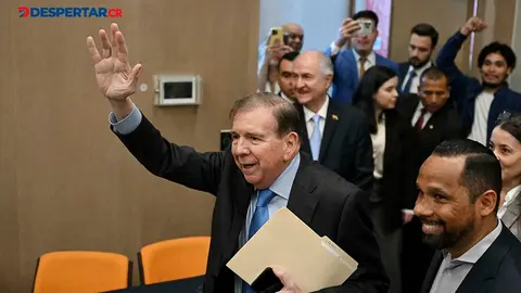 Edmundo Gonz&aacute;lez habl&oacute; ante un nutrido grupo de venezolanos exiliados en Guatemala. Foto: John Ord&oacute;&ntilde;ez / AFP.