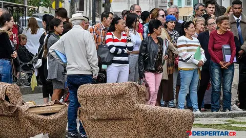 Decenas de cubanos hacen fila frente a la Embajada de Estados Unidos, en La Habana, para tratar de obtener una visa para viajar a ese pa&iacute;s. Foto: Adalberto Roque / AFP.