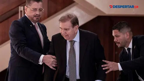 El presidente de la Rep&uacute;blica, Rodrigo Chaves, recibi&oacute; en Casa Presidencial al excandidato presidencial venezolano, Edmundo Gonz&aacute;lez Urrutia. Foto: Ezequiel Becerra / AFP.