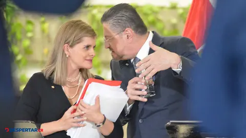 Laura Fern&aacute;ndez presento el estudio actuarial al presidente Rodrigo Chaves. Foto S&oacute;crates Colindres