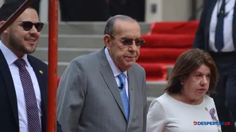 El presidente de la Asamblea Legislativa Rodrigo Arias. y los secretarios Carlos Fel&iacute;pe Garc&iacute;a y Olga Morera caminaron a la tarima en Plaza de la Democracia. 
Foto S&oacute;crates Colindres