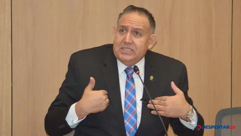 El diputado socialcristiano Lesly Bojorges manifesto que solo le falta que le realicen una gastroscop&iacute;a porque tiene a&ntilde;o y medio de tenerle intervenido el tel&eacute;fono la Fiscal&iacute;a General de la Rep&uacute;blica. Foto S&oacute;crates Colindres