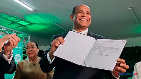 El economista limonense inscribio su precandidatura para la elecci&oacute;n del candidato de las elecciones 2026