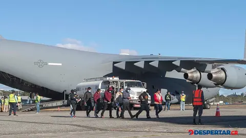Deportados guatemaltecos llegaron a su pa&iacute;s en vuelos de aviones militares de Estados Unidos. Foto: IMG / AFP.