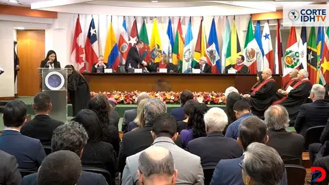 Momentos en que el presidente de la Rep&uacute;blica, Rodr&iacute;go Chaves saludaba a la presidenta de la Corte IDH, Nancy Hern&aacute;ndez, este lunes. Foto: Corte IDH.