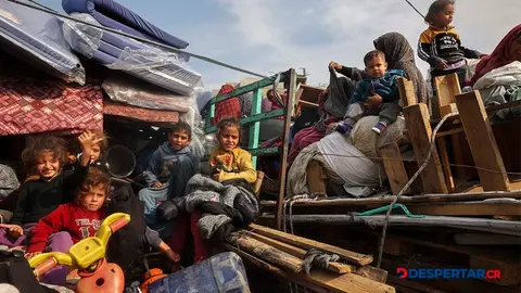 Entre los desplazados que regresan al norte de Gaza, se encuentran muchos ni&ntilde;os. Foto: Eyad Baba / AFP.