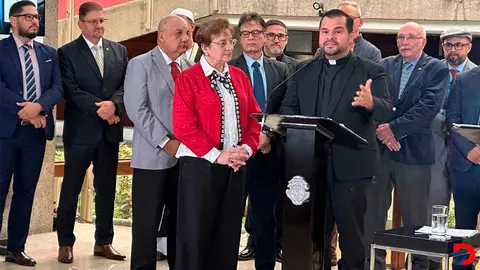 La ministra de Educaci&oacute;n, Anna Katharina M&uuml;ller, en compa&ntilde;&iacute;a con l&iacute;deres religiosos de diferentes denominaciones anunci&oacute; los cambios a la educaci&oacute;n religiosa