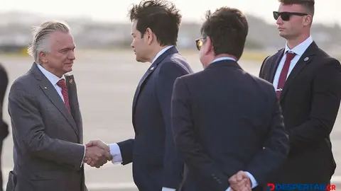 El canciller Arnaldo Andr&eacute; recibi&oacute; en el Aeropuerto Internacional Juan Santamar&iacute;a al secretario de Estado de Estados Unidos, Marco Rubio. Foto: Mark Shiefelbein / Pool / AFP.