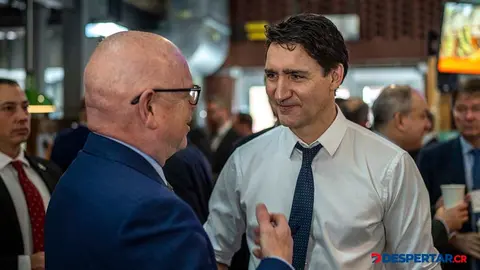 El primer ministro de Canad&aacute;, Justin Trudeau se reuni&oacute; con l&iacute;deres empresariales de su pa&iacute;s para tratar las amenazas del presidente de Estados Unidos, Donald Trump. Foto: Katherine Ky Cheng / Getty Images / AFP.