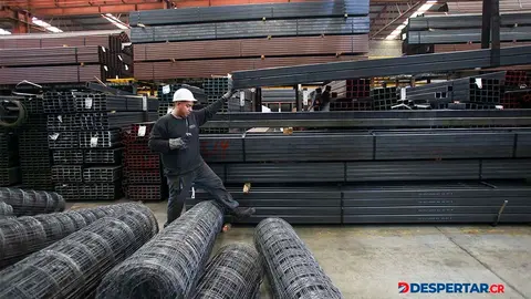 Un trabajador metal&uacute;rgico se desempe&ntilde;a en una f&aacute;brica, en Monterrey, M&eacute;xico. Foto: Julio C&eacute;sar Aguilar / AFP.