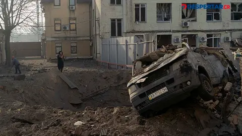 Rusia respondi&oacute; al planteamiento ucraniano de un intercambio de territorios controlados, con un fuerte ataque a&eacute;reo, que dej&oacute; muchos destrozos y al menos un muerto. Foto: Tetiana Dzhafarova / AFP.