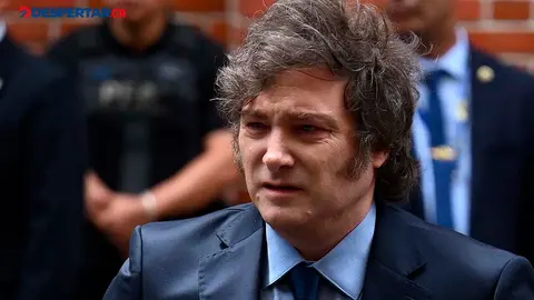 El presidente de Argentina, Javier Milei enfrenta una fuerte crisis ante denuncias de estafa en relaci&oacute;n con una criptomoneda. Foto: Luis Robayo / AFP.