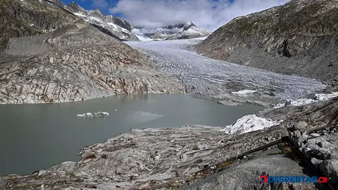 Imagen del glaciar Rhone y el lago que lo complementa, en los Alpes Suizos. (Foto: Fabrice Coffrini / AFP.