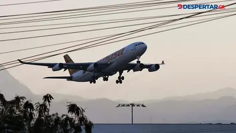 Un avi&oacute;n de la l&iacute;nea venezolana Conviasa, con 177 migrantes deportados de Estados Unidos, parte de la base militar de Palmerola, en Honduras. Foto: Orlando Sierra / AFP.
