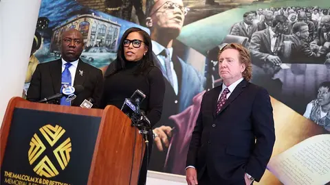 El abogado Ben Crump, la hija de Malcom X, Ilyasah Shabazz y el asesor del Shabazz Center, Ron Baldwin, durante una conferencia de prensa este viernes. Foto: Charly Triballeau / AFP.